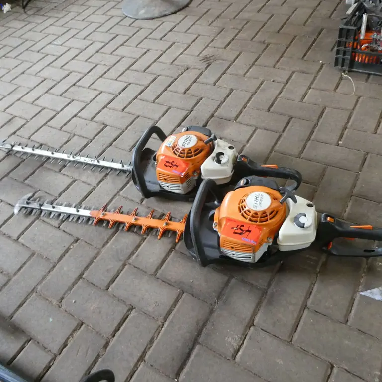 2 Taille-haies à moteur Stihl HS 82 R/RC