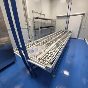 Anbautisch mit automatischer Bewässerung und Beleuchtung