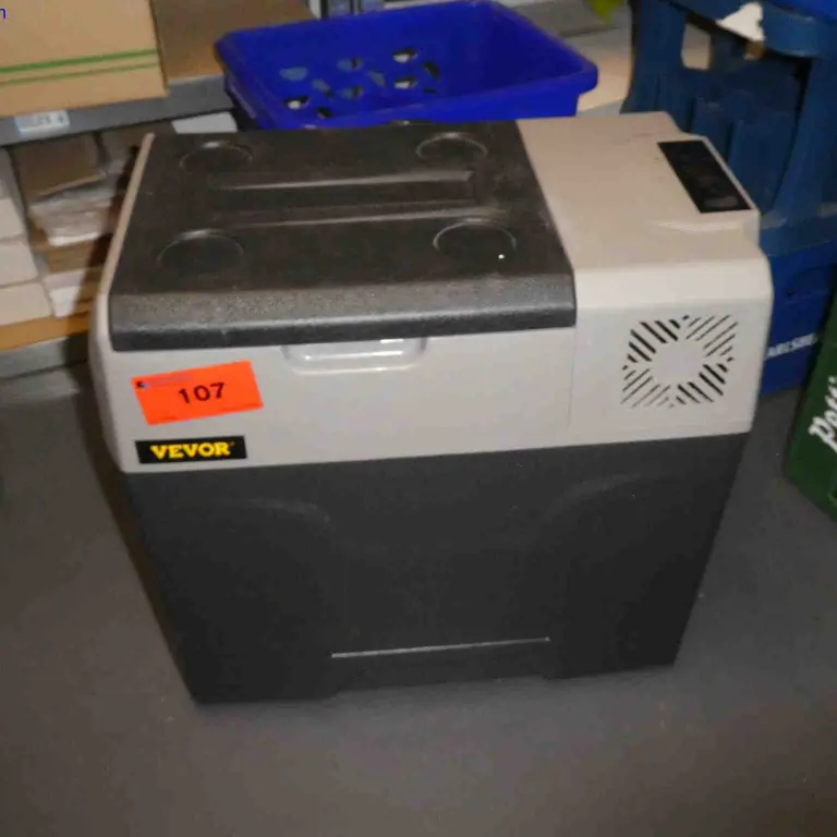 Compressor-powered chest freezer Vevor