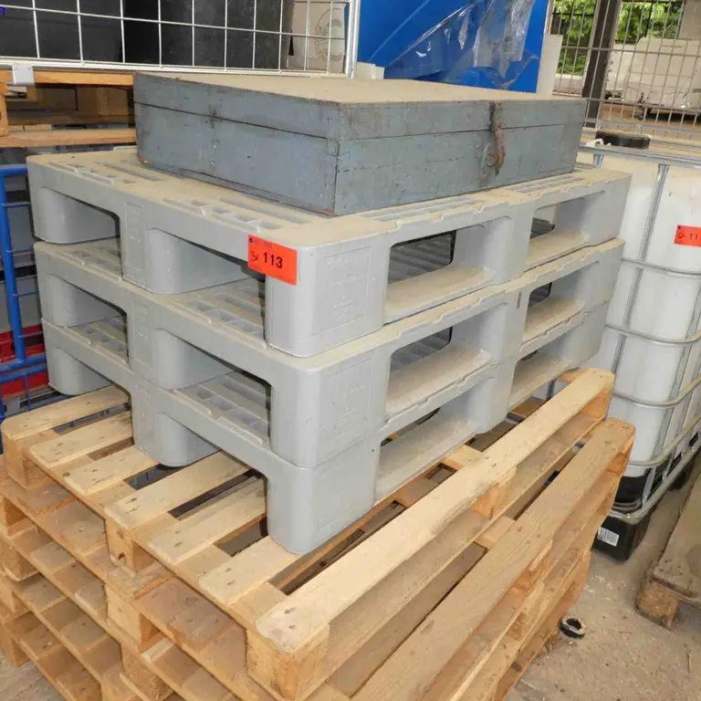 3 Plastic pallets