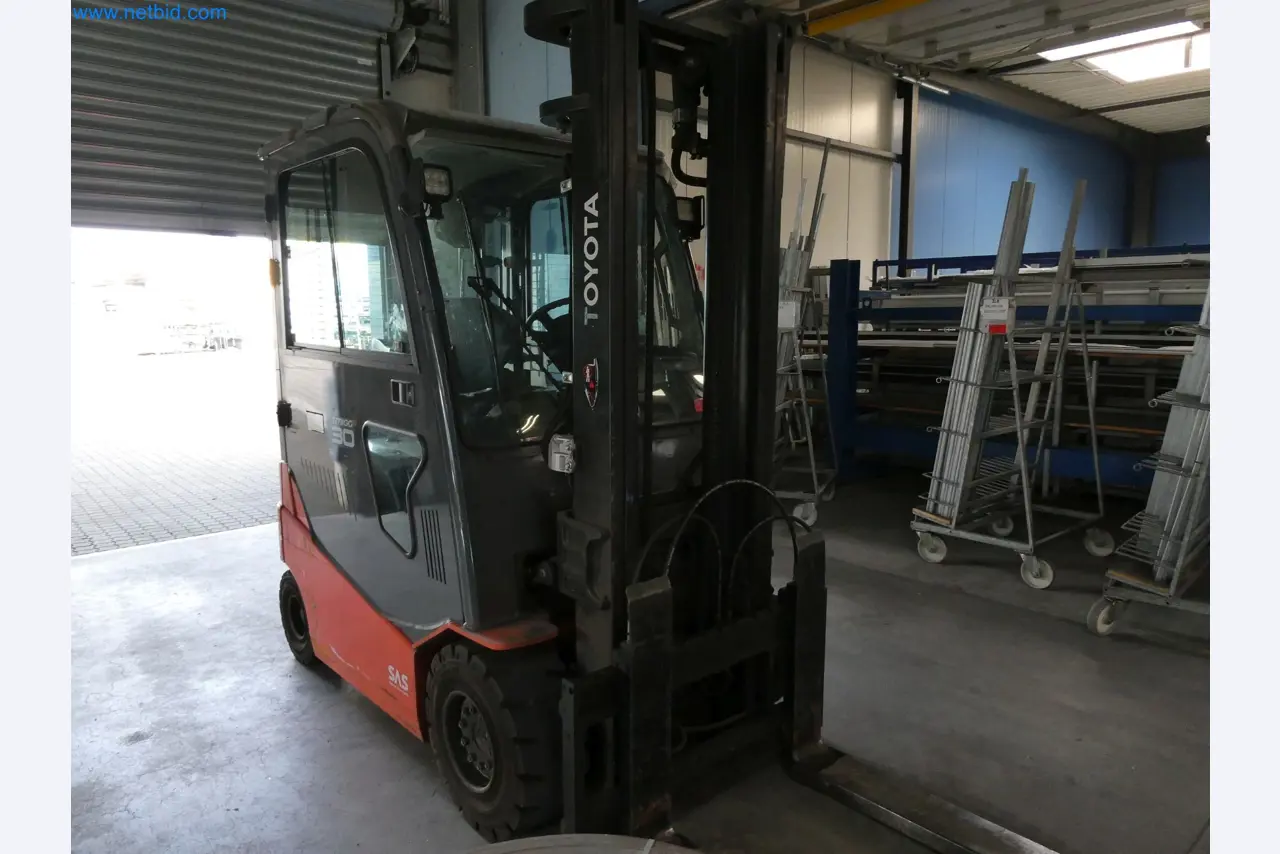 Machines pour la fabrication de fenêtres et de portes en plastique-1