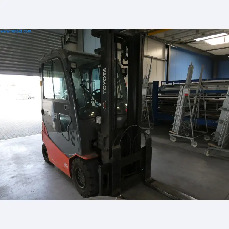 Machines pour la fabrication de fenêtres et de portes en plastique-1
