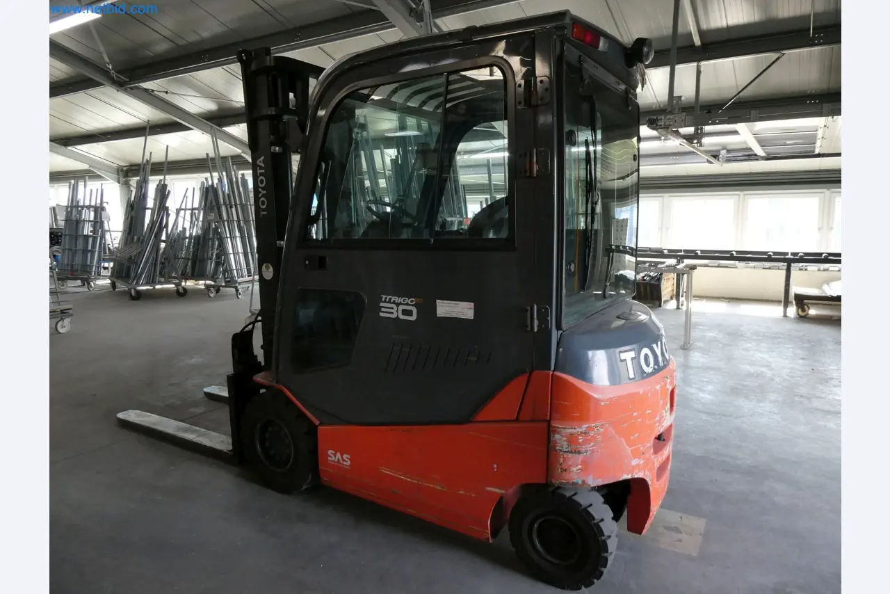Machines pour la fabrication de fenêtres et de portes en plastique-2