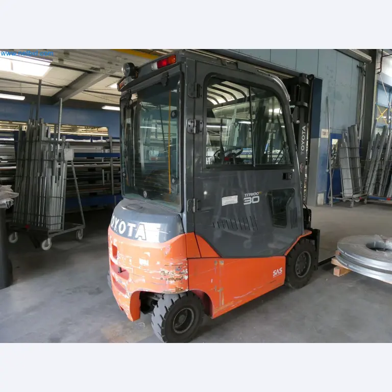 Machines pour la fabrication de fenêtres et de portes en plastique-3