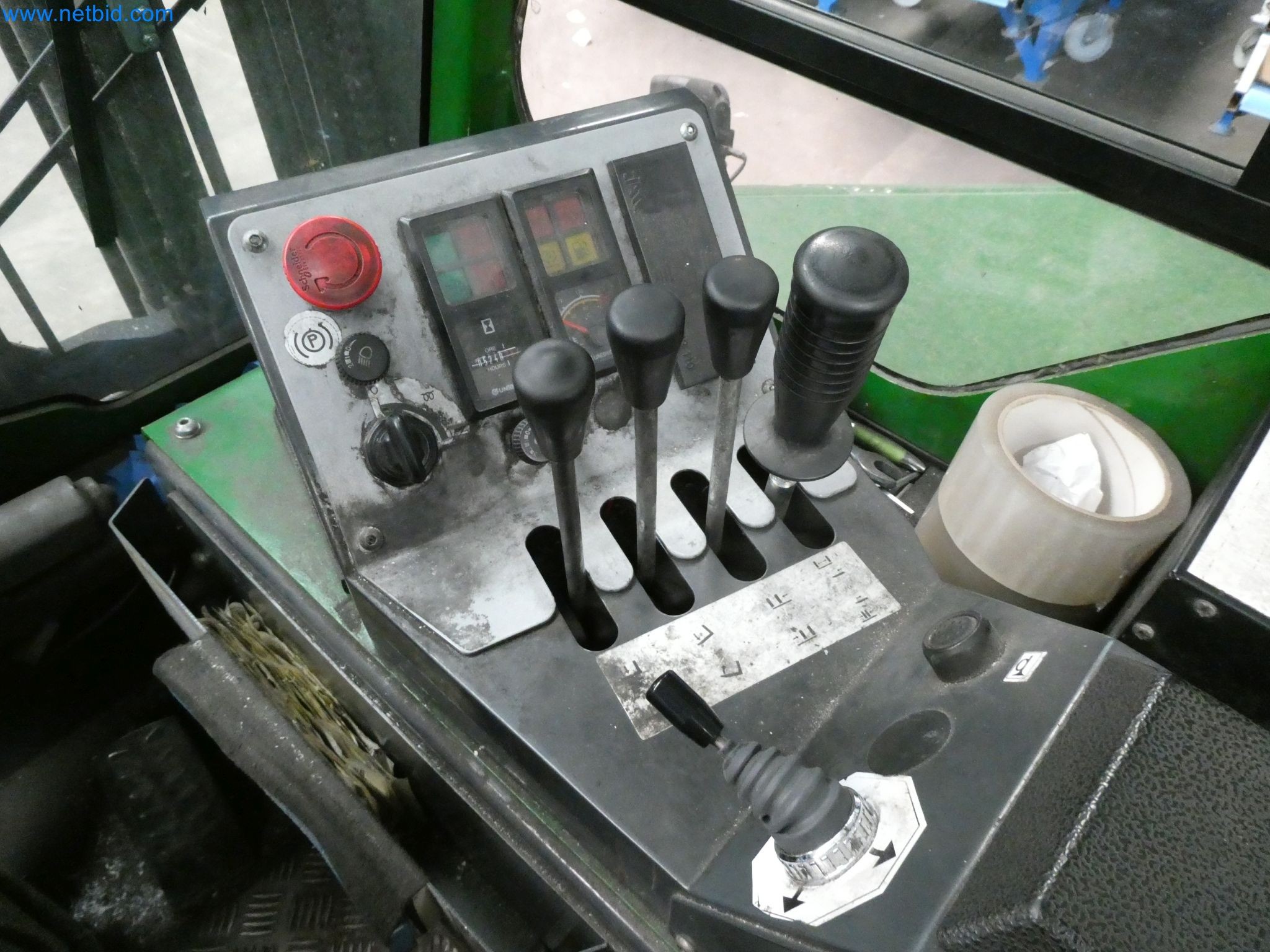 Machines pour la fabrication de fenêtres et de portes en plastique-11