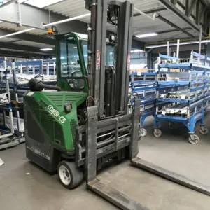 Chariot élévateur diesel à quatre voies (appareil combiné/roues pivotantes) Combilift CB2500