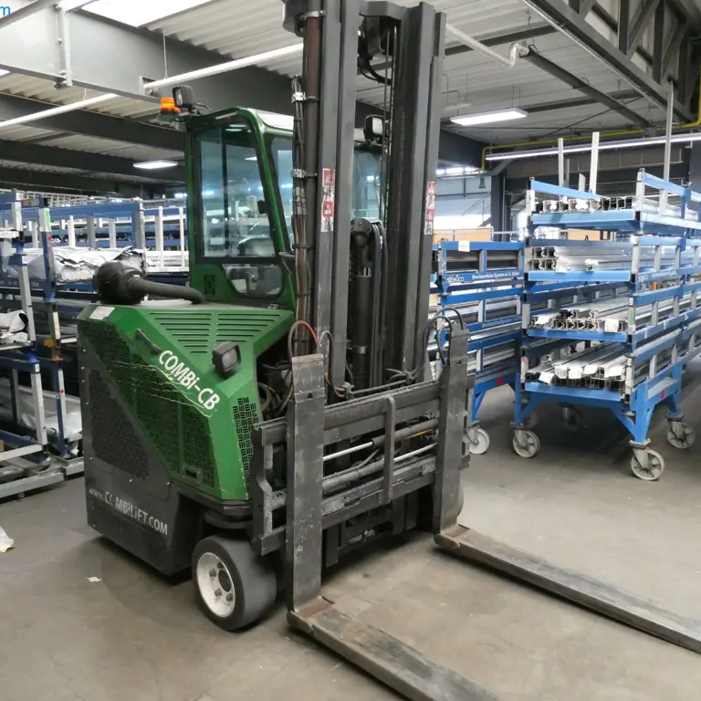 Chariot élévateur diesel à quatre voies (appareil combiné/roues pivotantes) Combilift CB2500