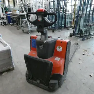 Transpalettes à plate-forme surbaissée à conducteur porté Toyota LWE200