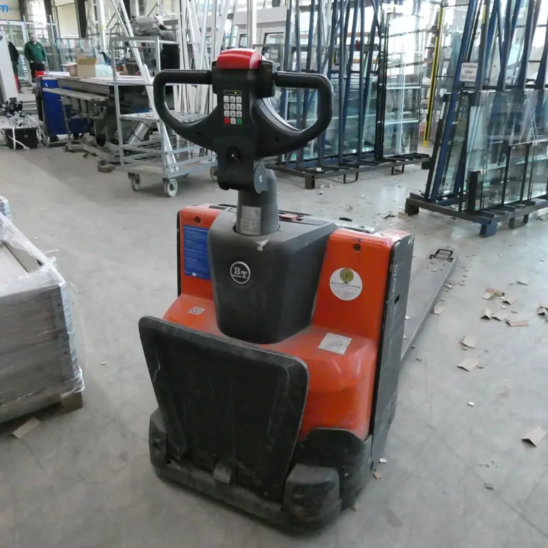 Transpalettes à plate-forme surbaissée à conducteur porté Toyota LWE200
