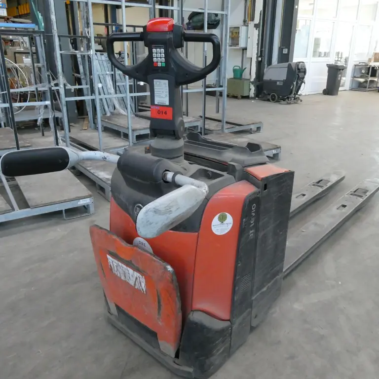 Transpalettes à plate-forme surbaissée à conducteur porté Toyota LPE250