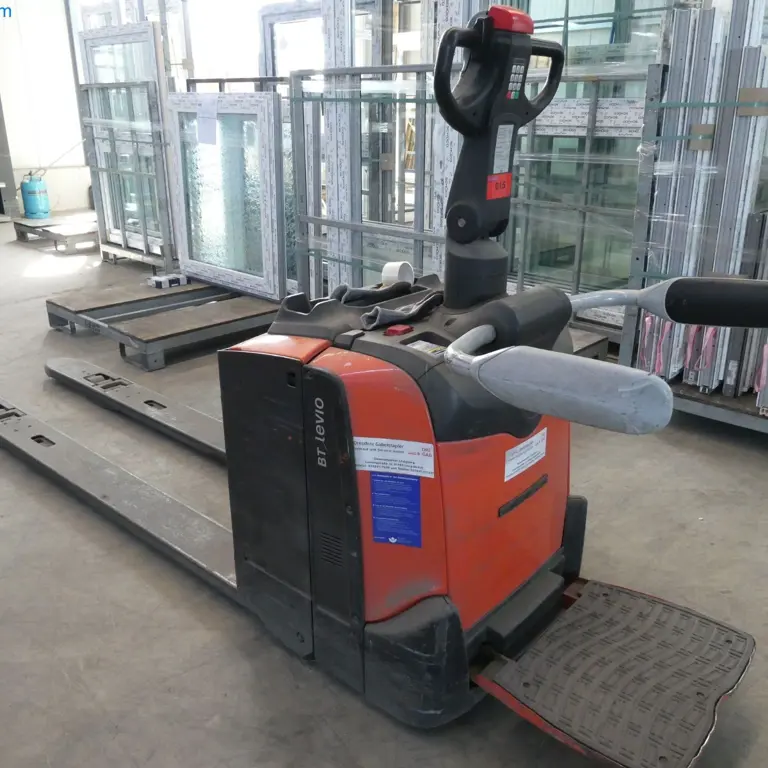Transpalettes à plate-forme surbaissée à conducteur porté Toyota LPE250