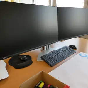 2 Stolní počítač Fujitsu