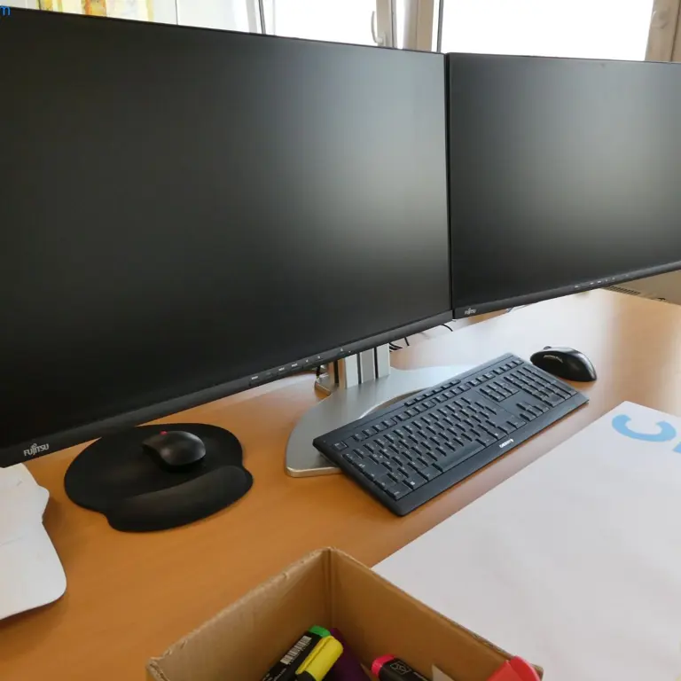 2 Stolní počítač Fujitsu