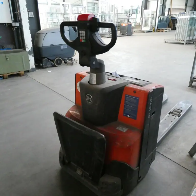 Transpalettes à plate-forme surbaissée à conducteur porté Toyota LWE200