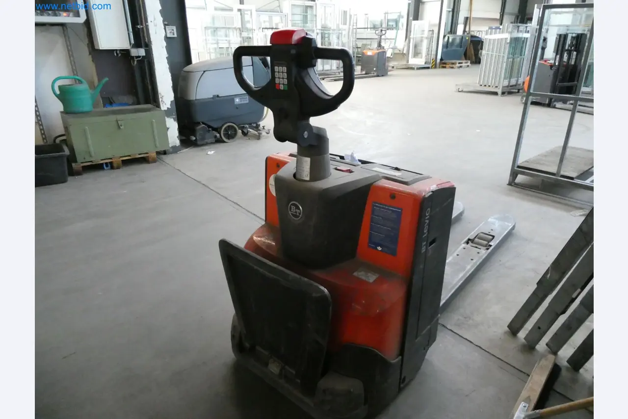 Machines pour la fabrication de fenêtres et de portes en plastique-1