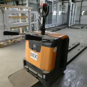 Transpalettes à plate-forme surbaissée à conducteur porté BT LPE240