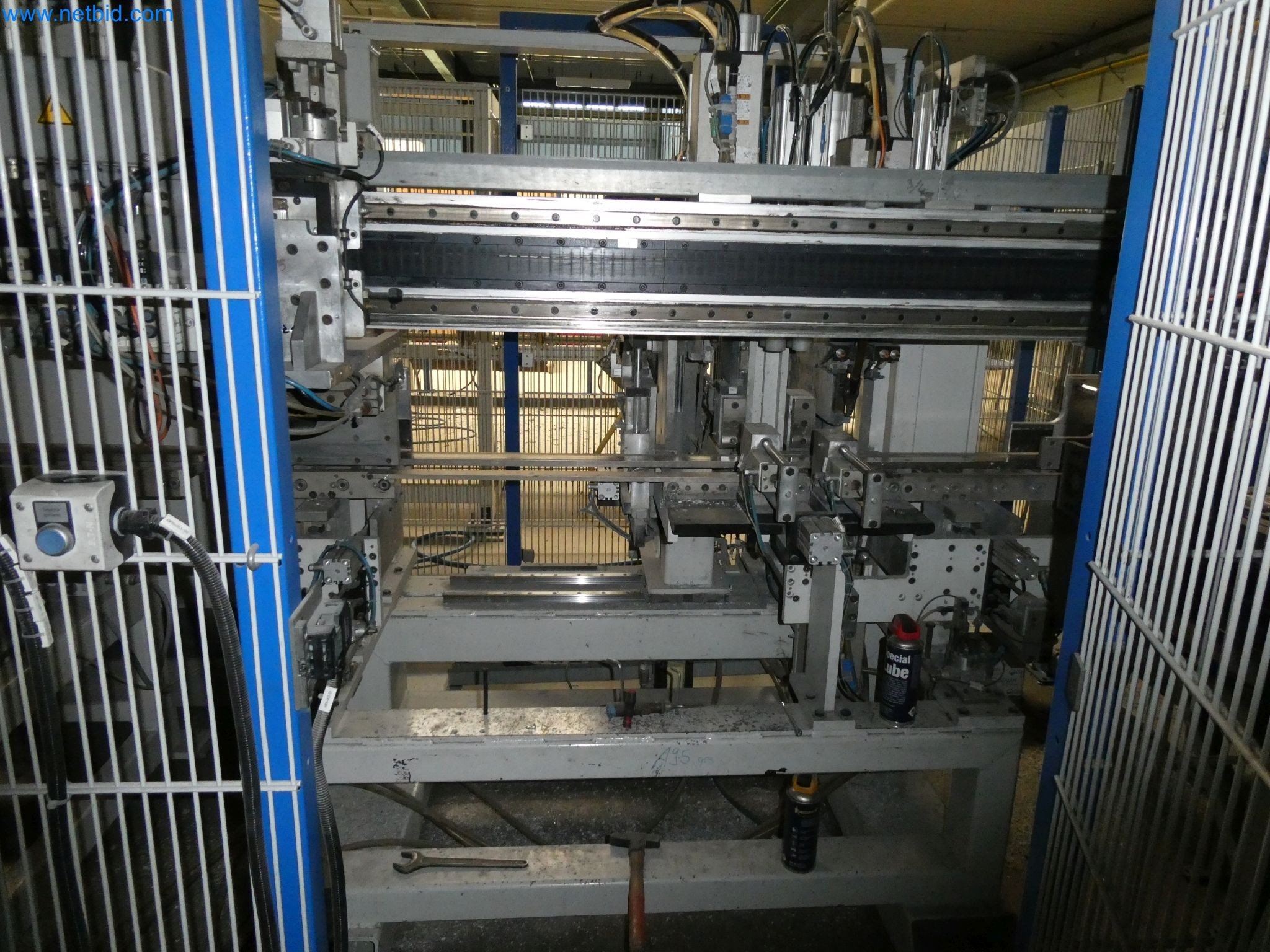 Machines pour la fabrication de fenêtres et de portes en plastique-28