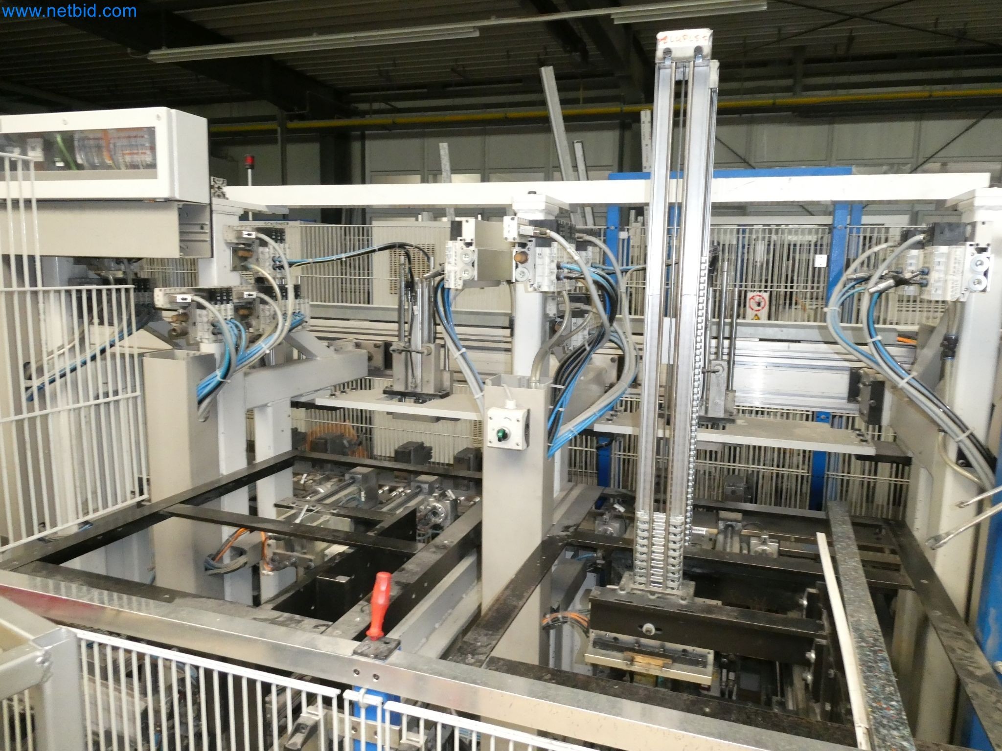 Machines pour la fabrication de fenêtres et de portes en plastique-36