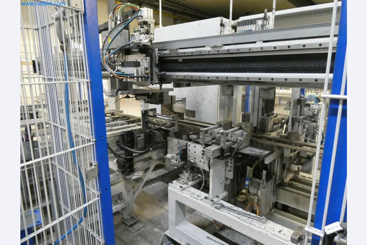 Machines pour la fabrication de fenêtres et de portes en plastique-23