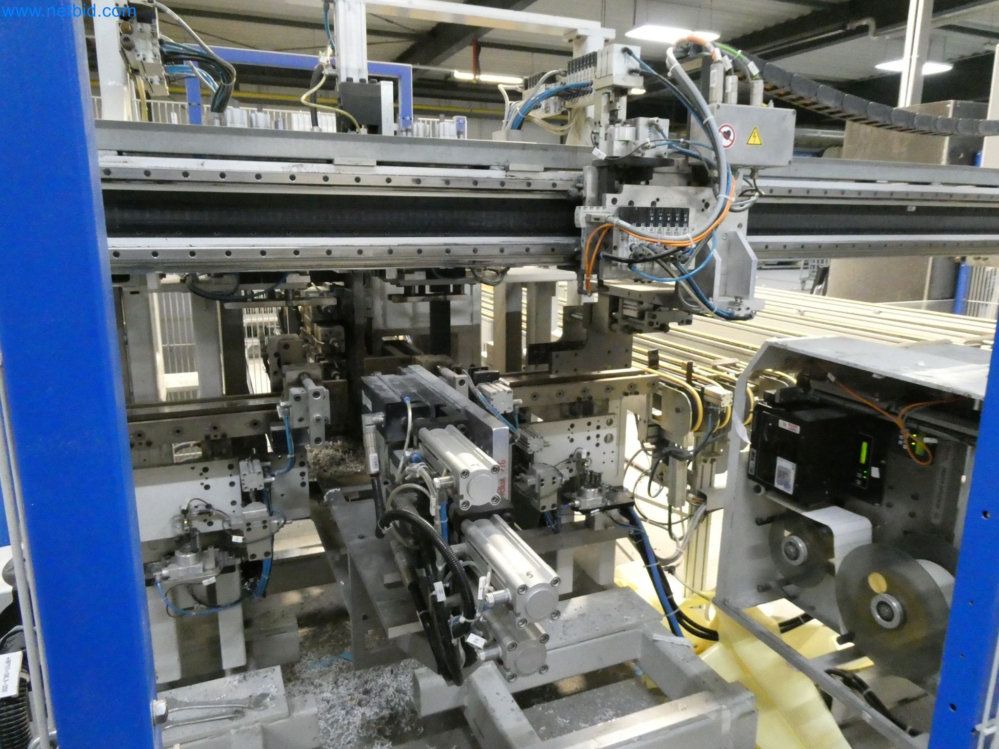 Machines pour la fabrication de fenêtres et de portes en plastique-25