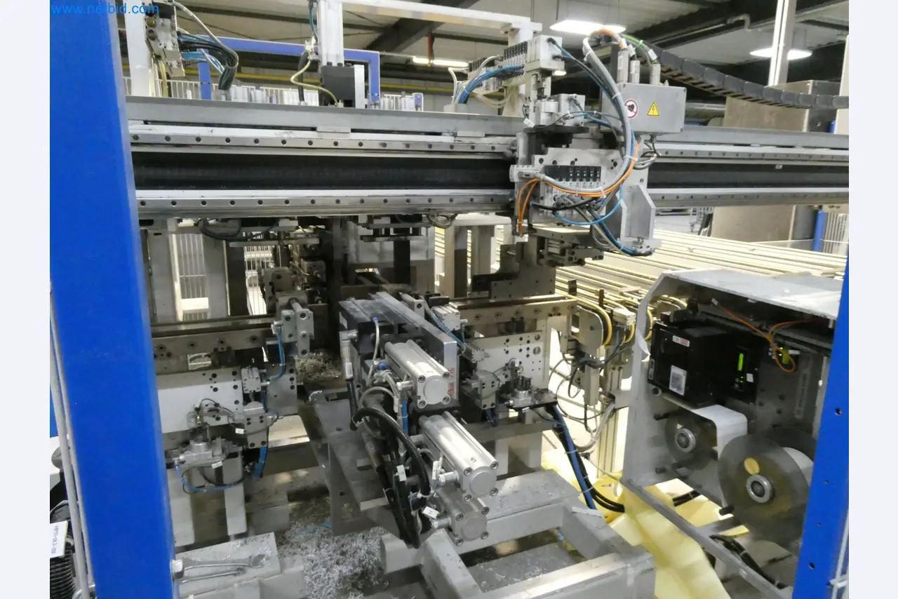 Machines pour la fabrication de fenêtres et de portes en plastique-25