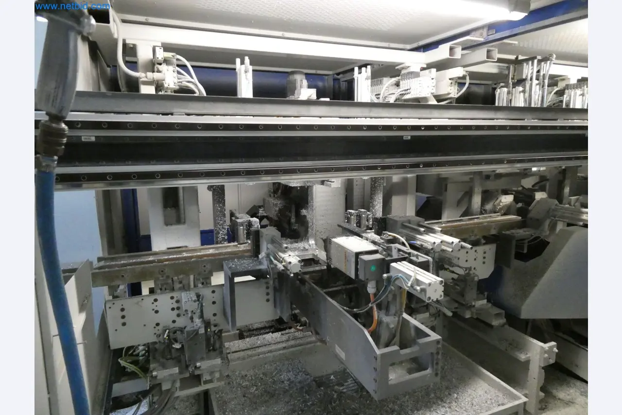 Machines pour la fabrication de fenêtres et de portes en plastique-4