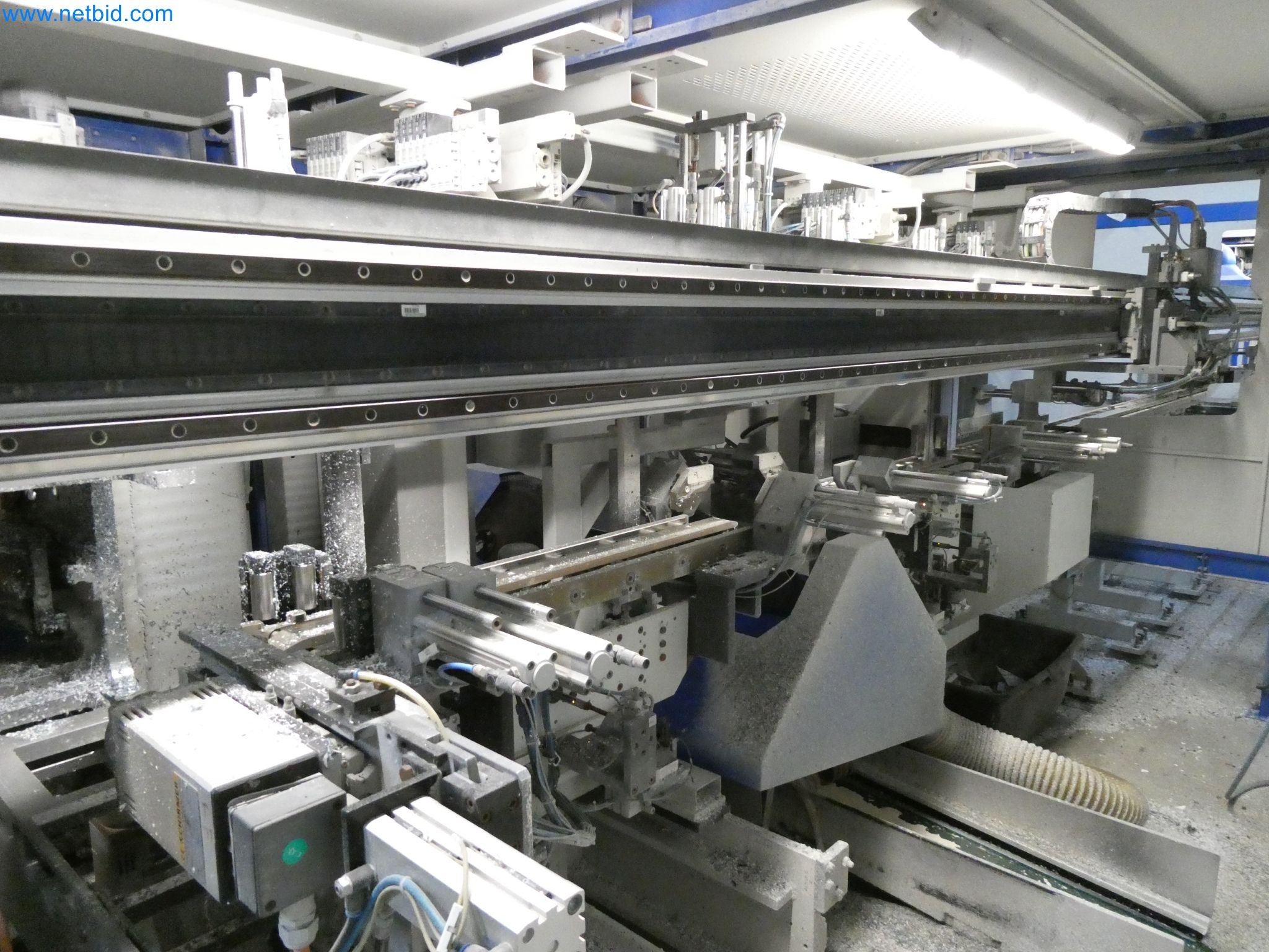 Machines pour la fabrication de fenêtres et de portes en plastique-5