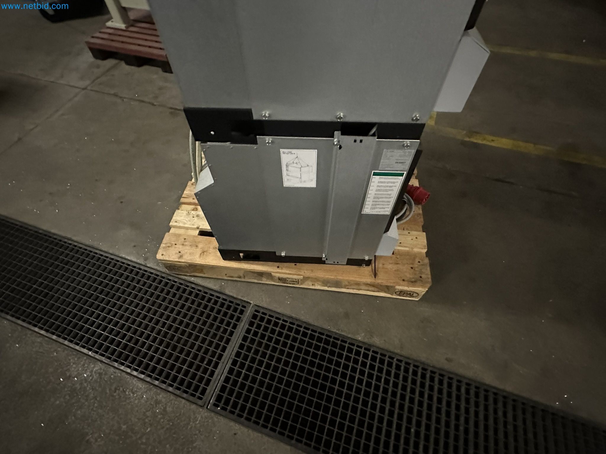 Well-maintained injection molding machines from Swiss production-11