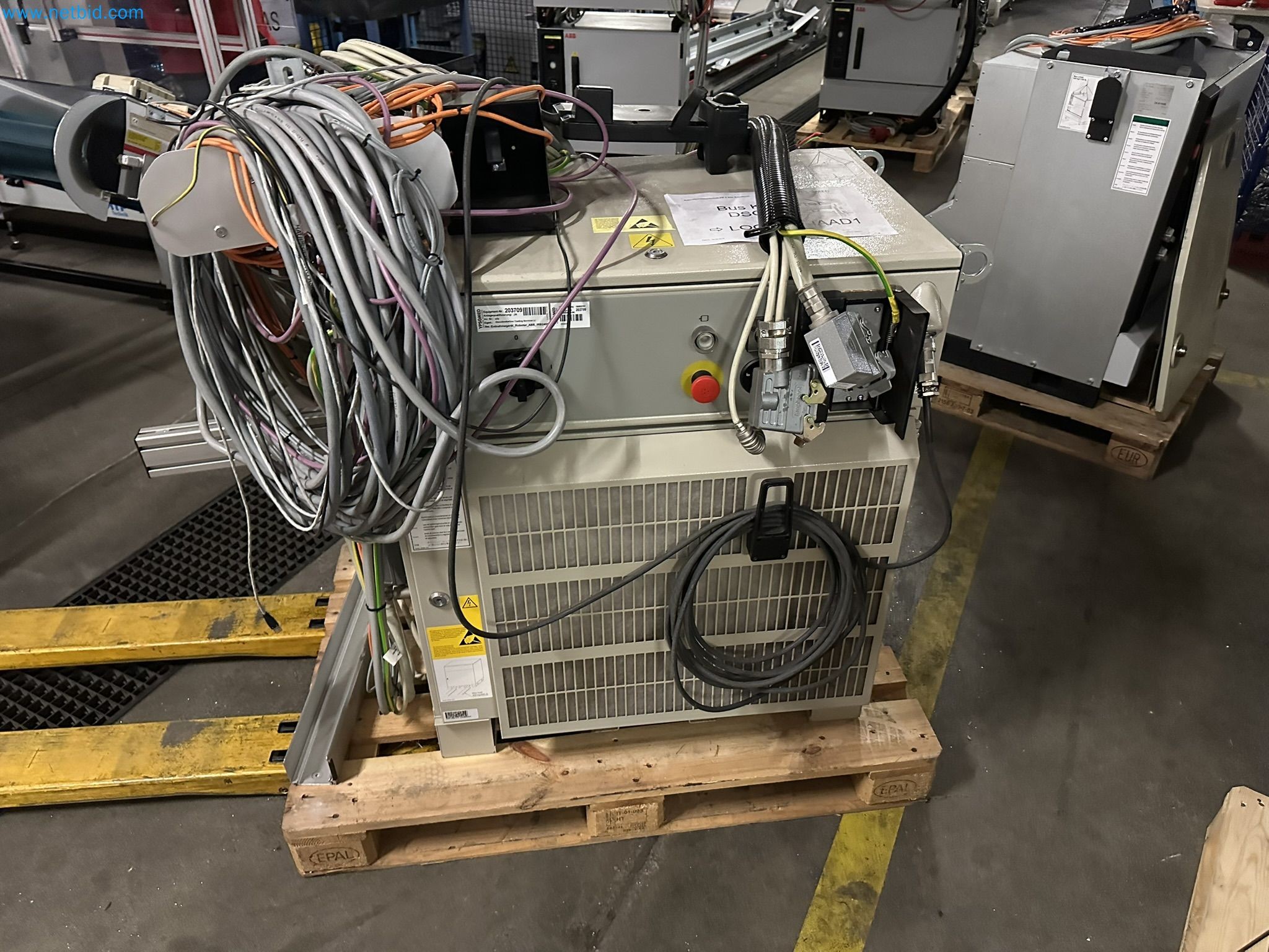 Well-maintained injection molding machines from Swiss production-4