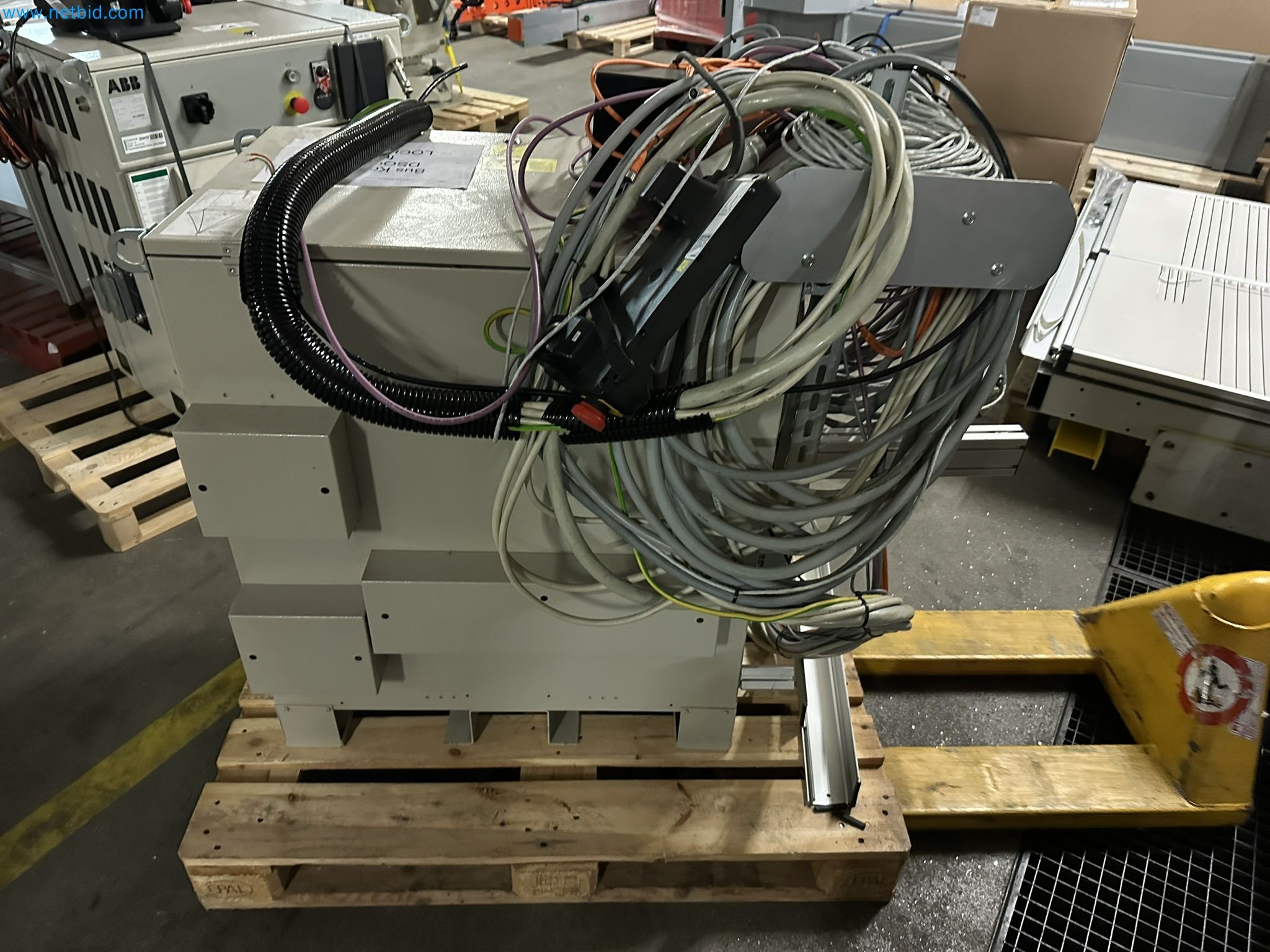 Well-maintained injection molding machines from Swiss production-5