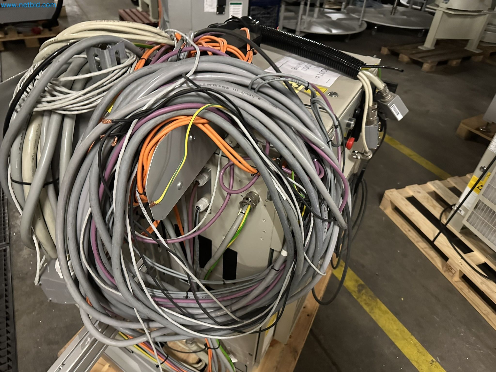 Well-maintained injection molding machines from Swiss production-6