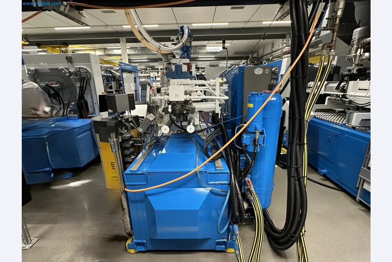 Well-maintained injection molding machines from Swiss production-3