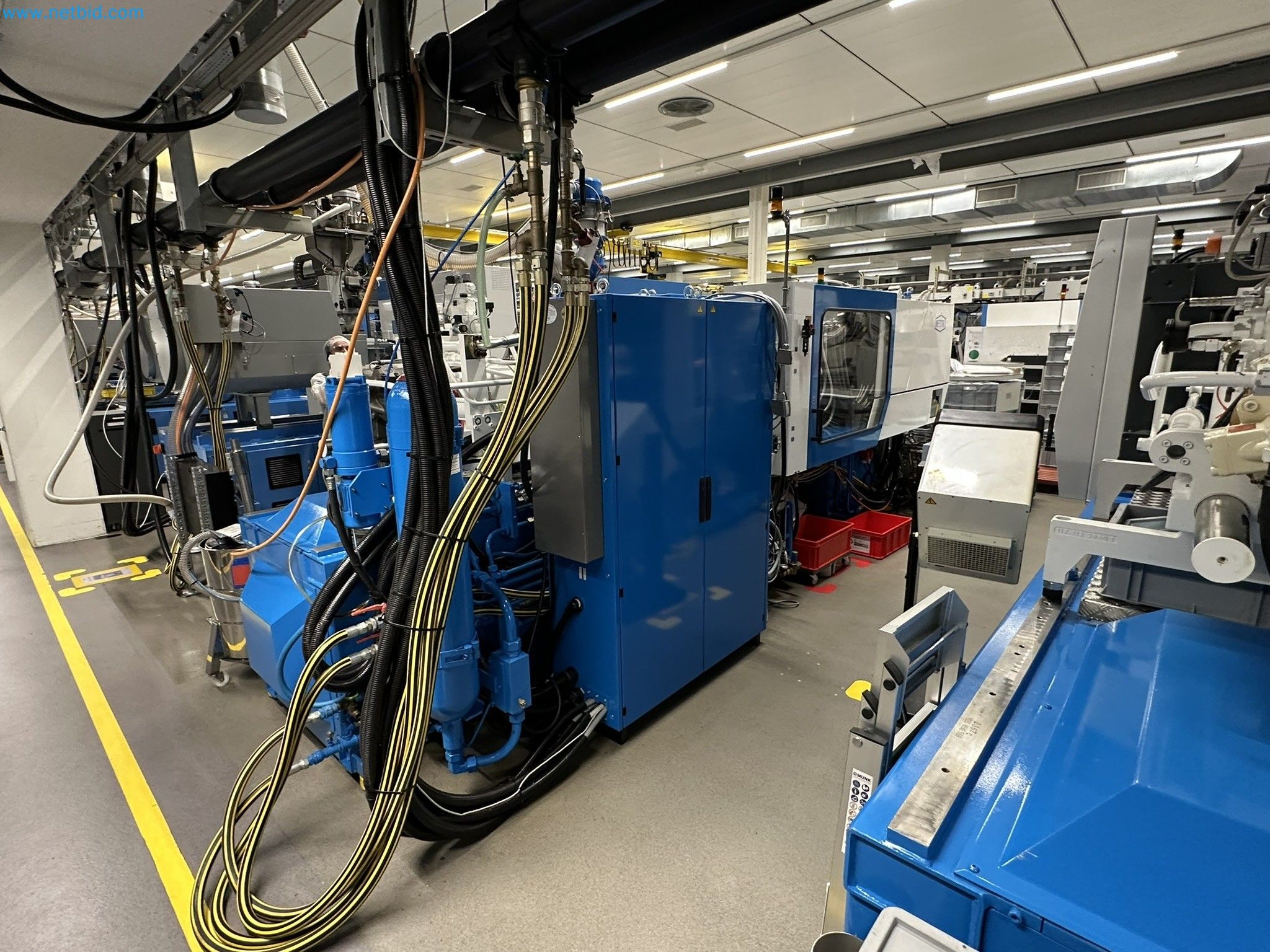 Well-maintained injection molding machines from Swiss production-4