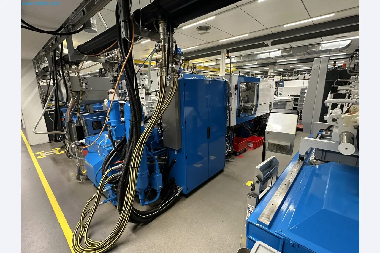 Well-maintained injection molding machines from Swiss production-4