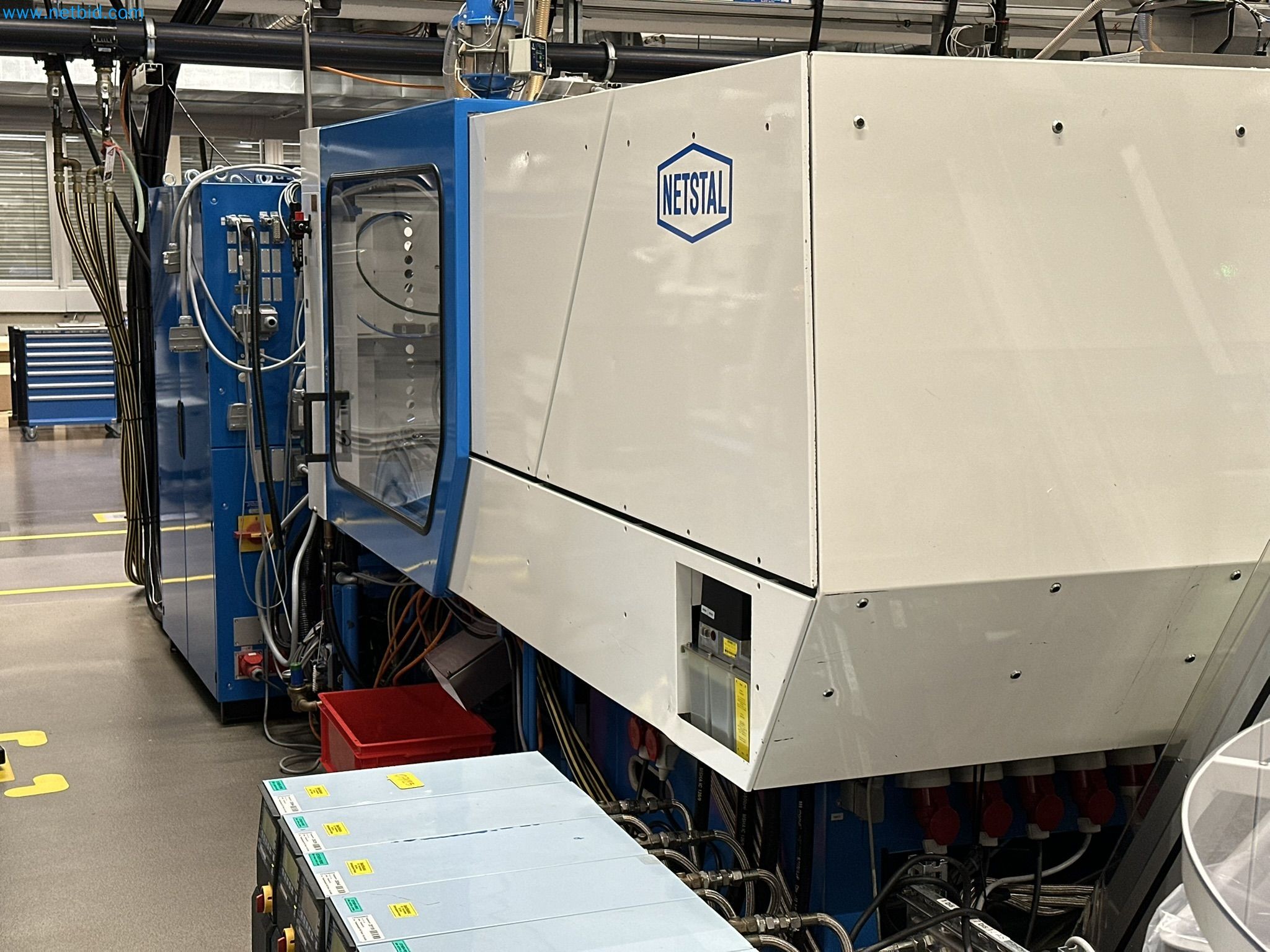 Well-maintained injection molding machines from Swiss production-6