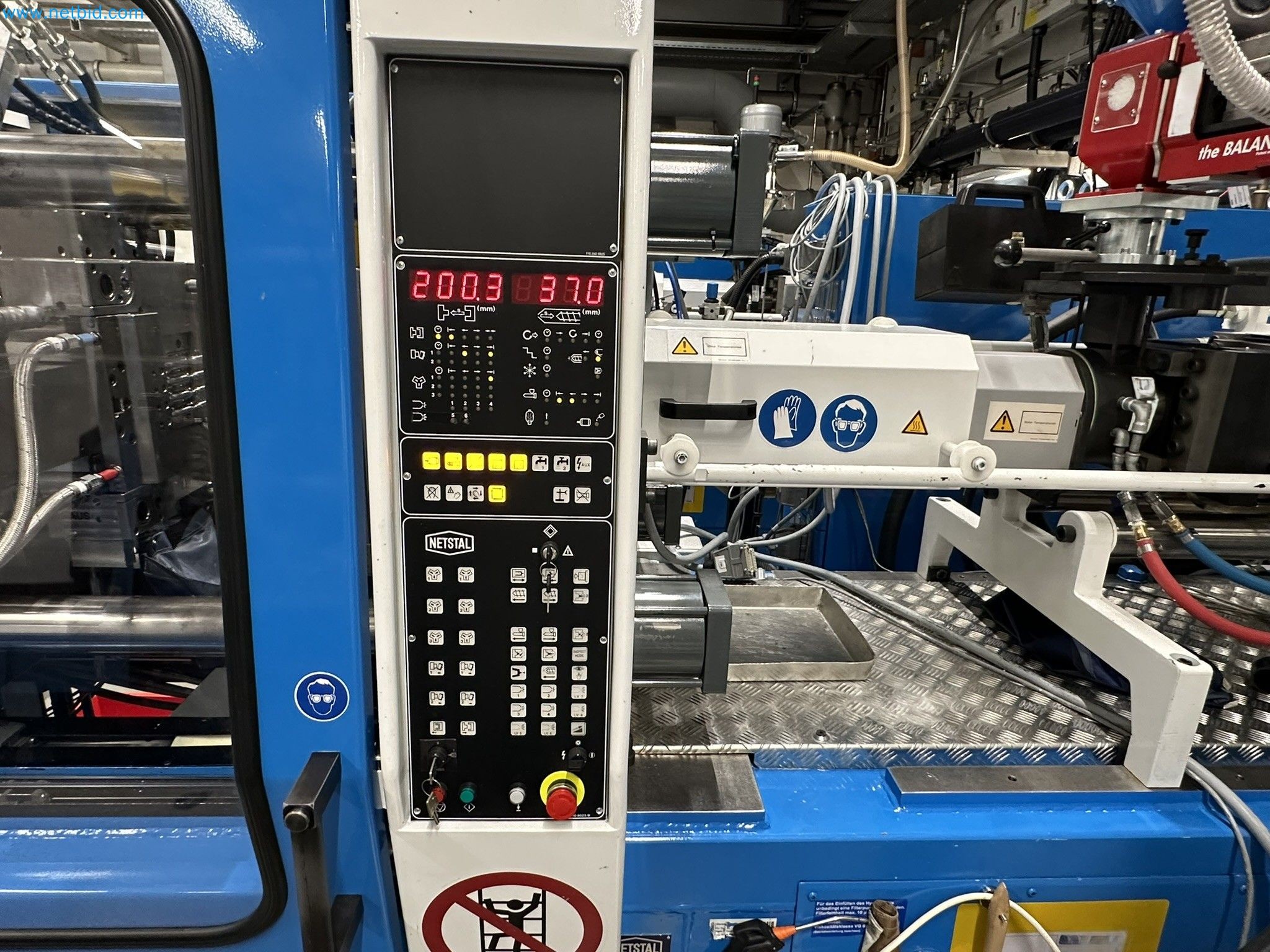 Well-maintained injection molding machines from Swiss production-7