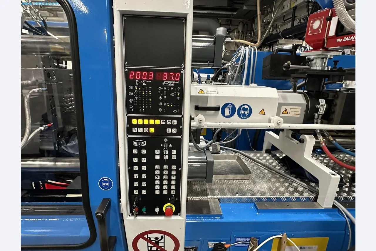 Well-maintained injection molding machines from Swiss production-7