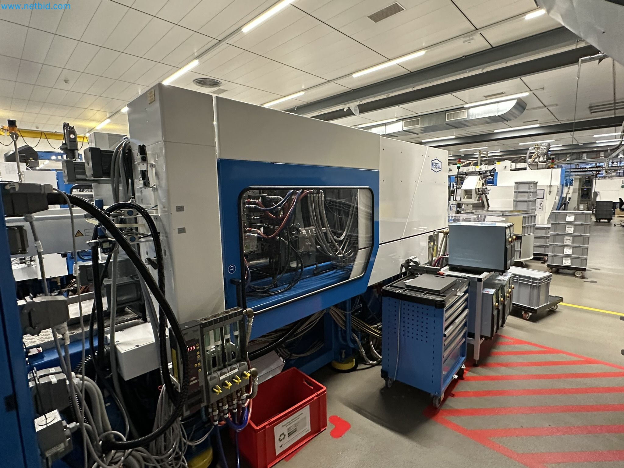 Well-maintained injection molding machines from Swiss production-11