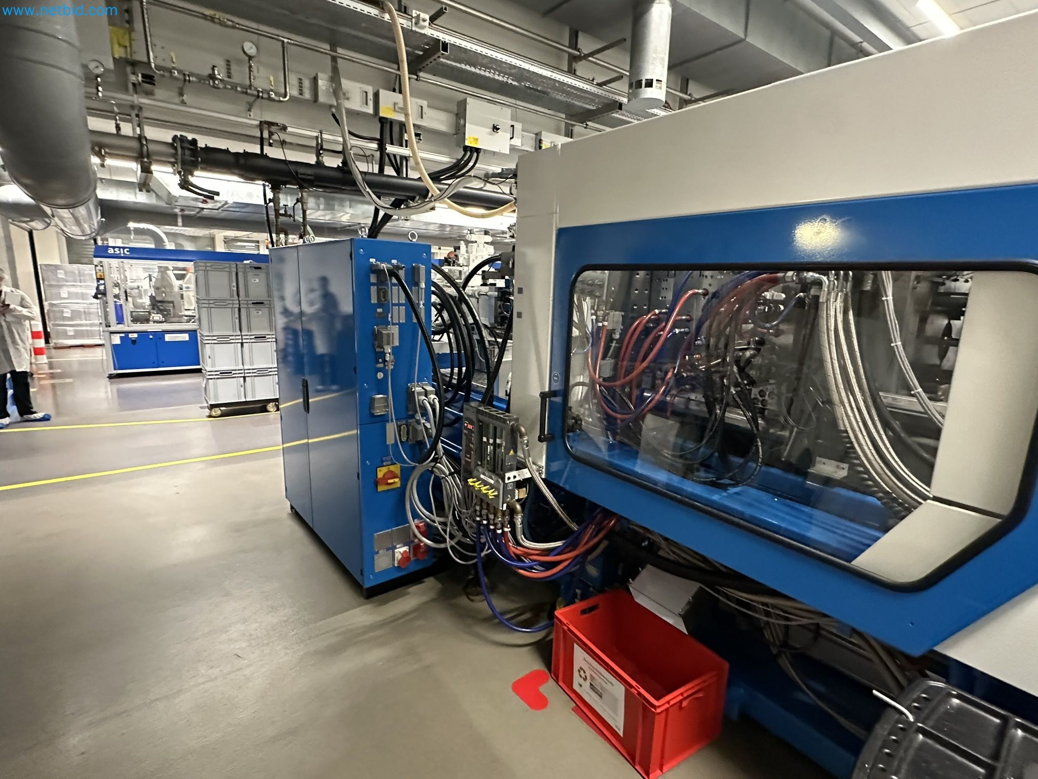 Well-maintained injection molding machines from Swiss production-3