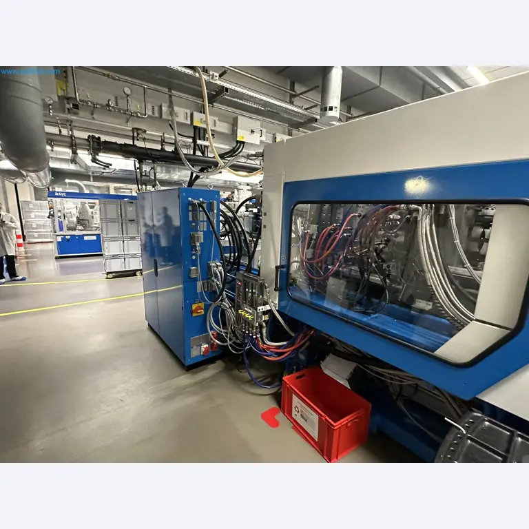 Well-maintained injection molding machines from Swiss production-3