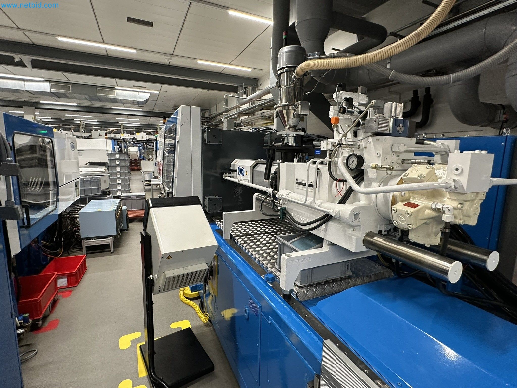 Well-maintained injection molding machines from Swiss production-8