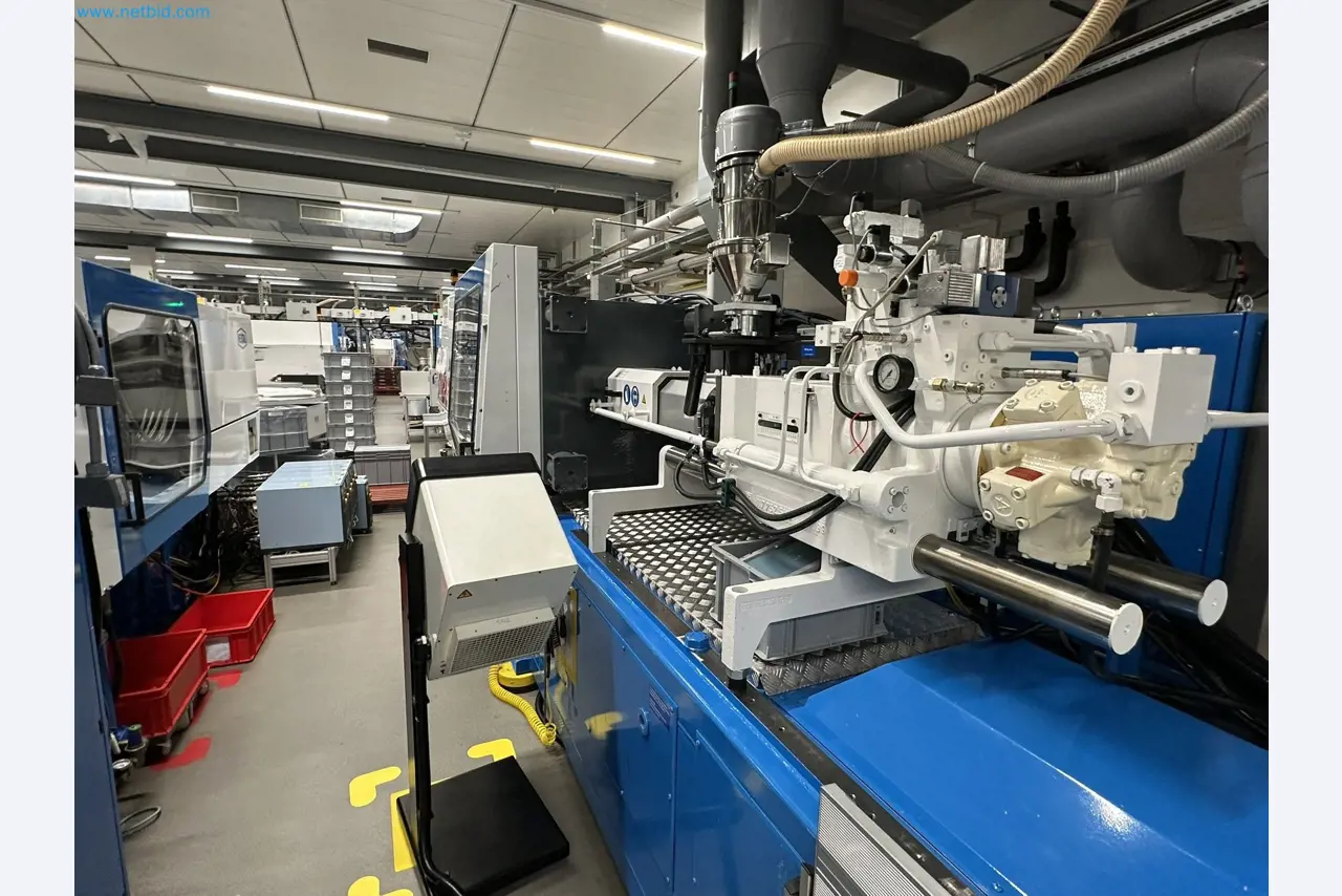 Well-maintained injection molding machines from Swiss production-8