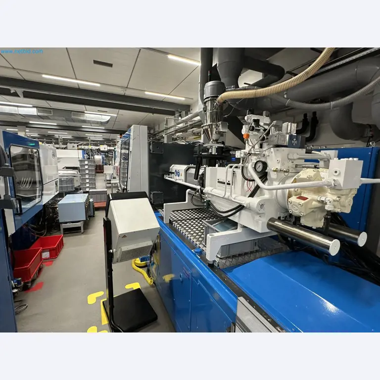 Well-maintained injection molding machines from Swiss production-8