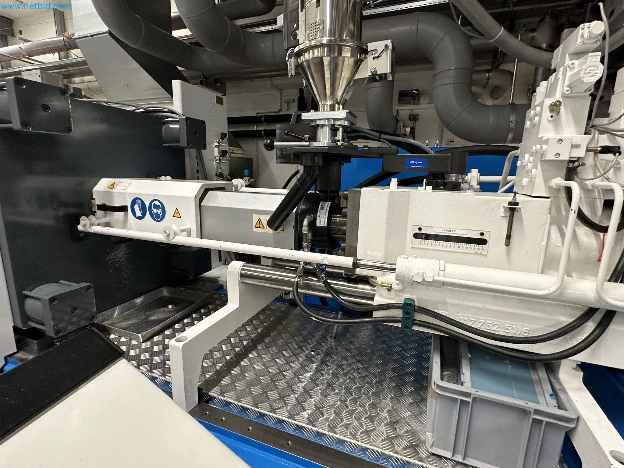 Well-maintained injection molding machines from Swiss production-9