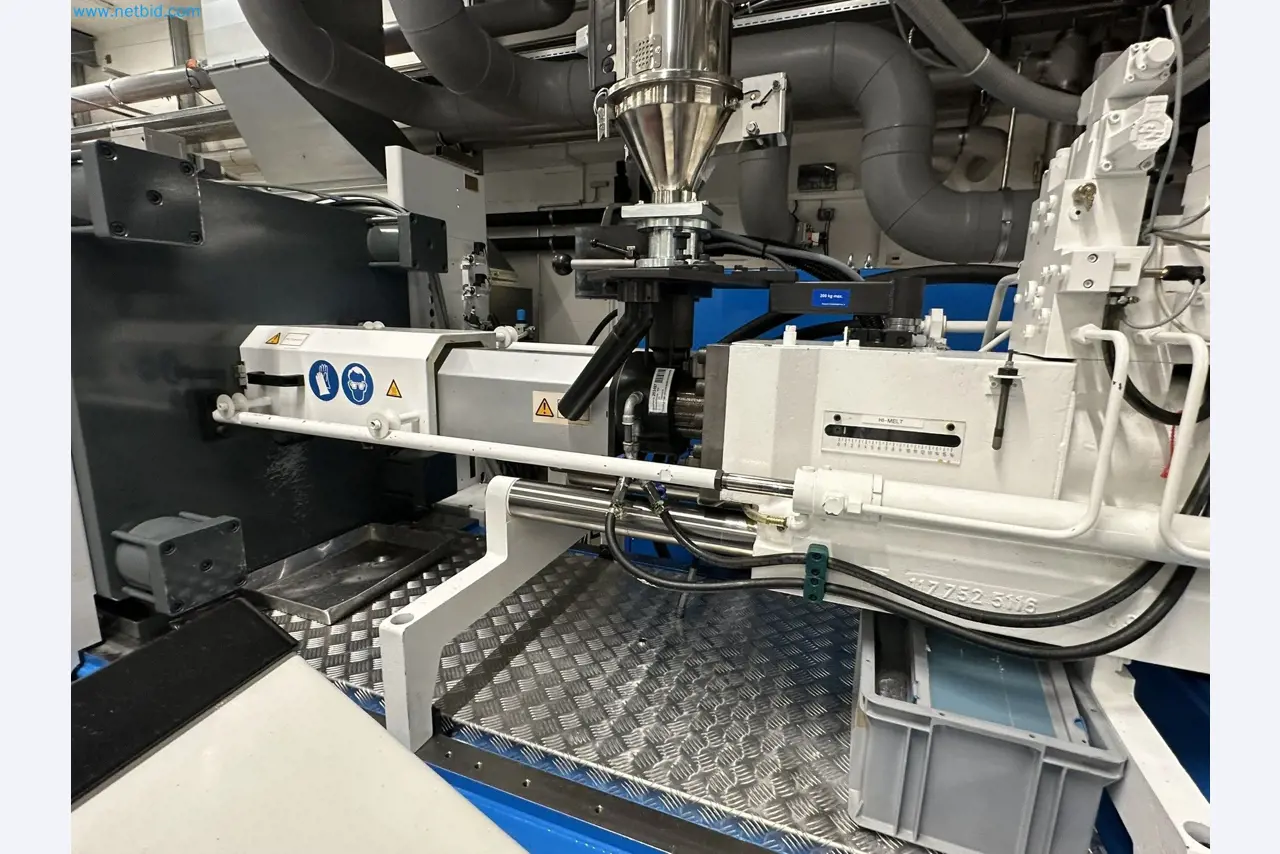 Well-maintained injection molding machines from Swiss production-9