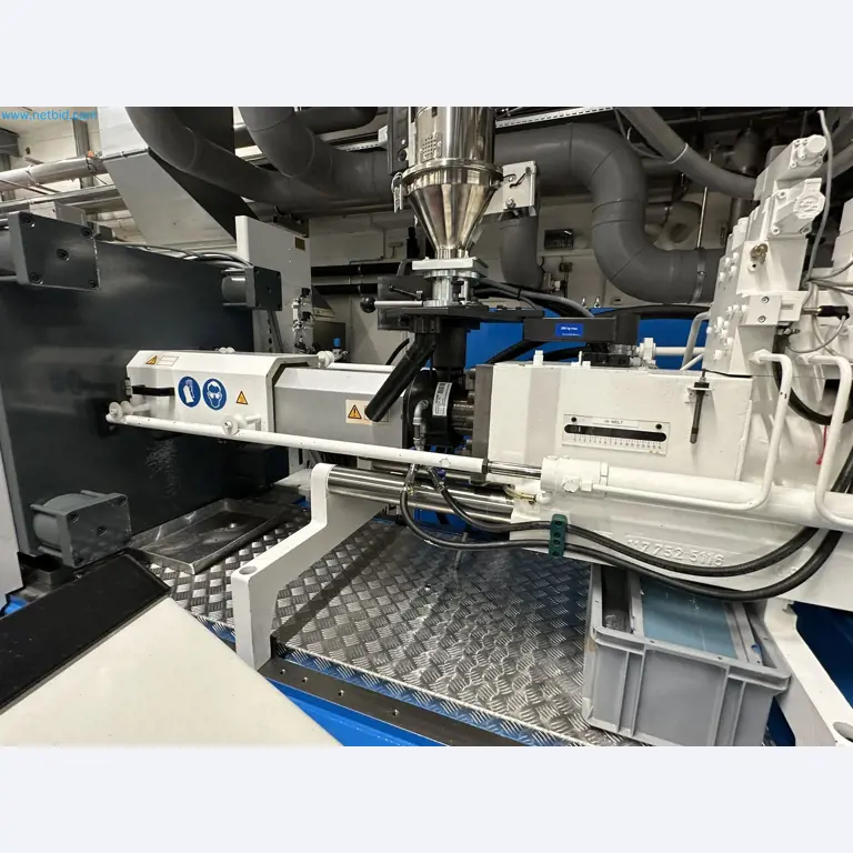 Well-maintained injection molding machines from Swiss production-9