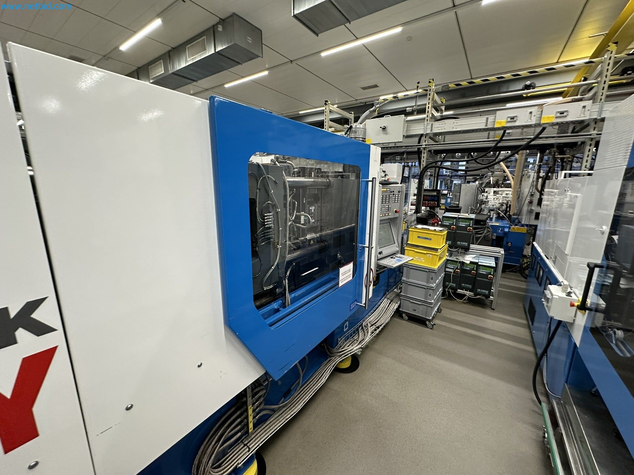 Well-maintained injection molding machines from Swiss production-3