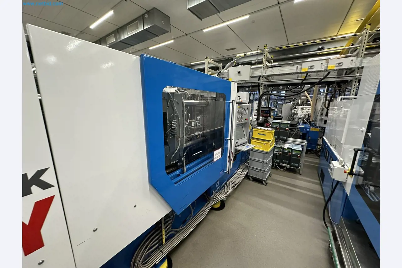 Well-maintained injection molding machines from Swiss production-3
