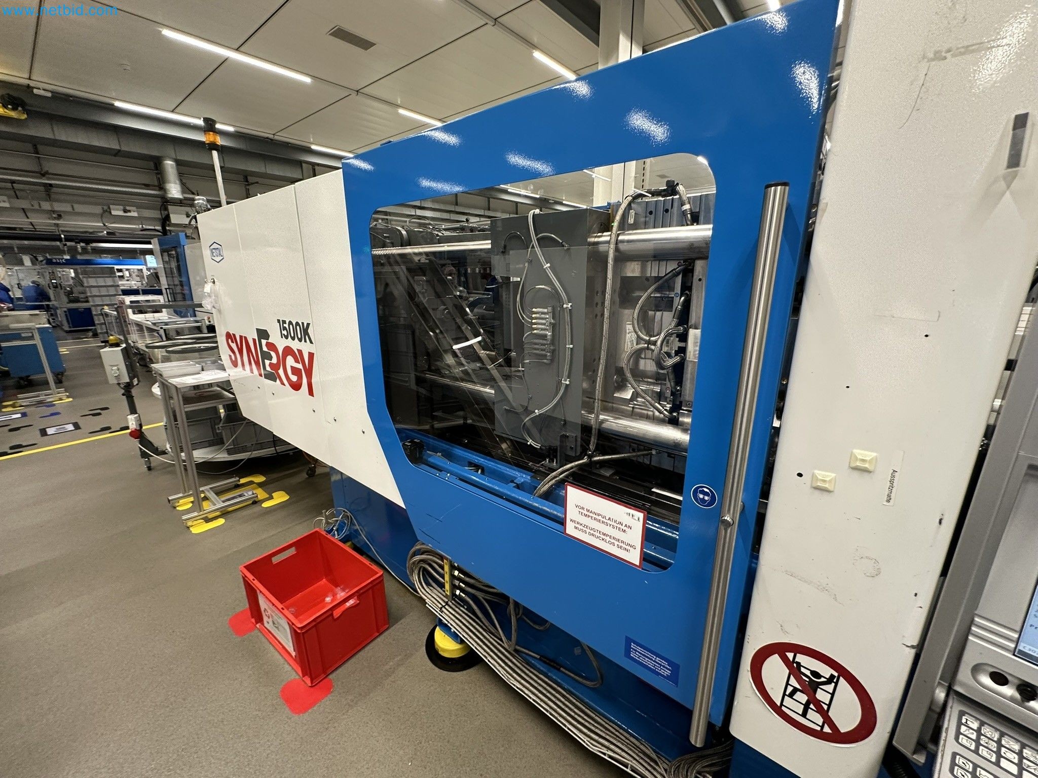 Well-maintained injection molding machines from Swiss production-5