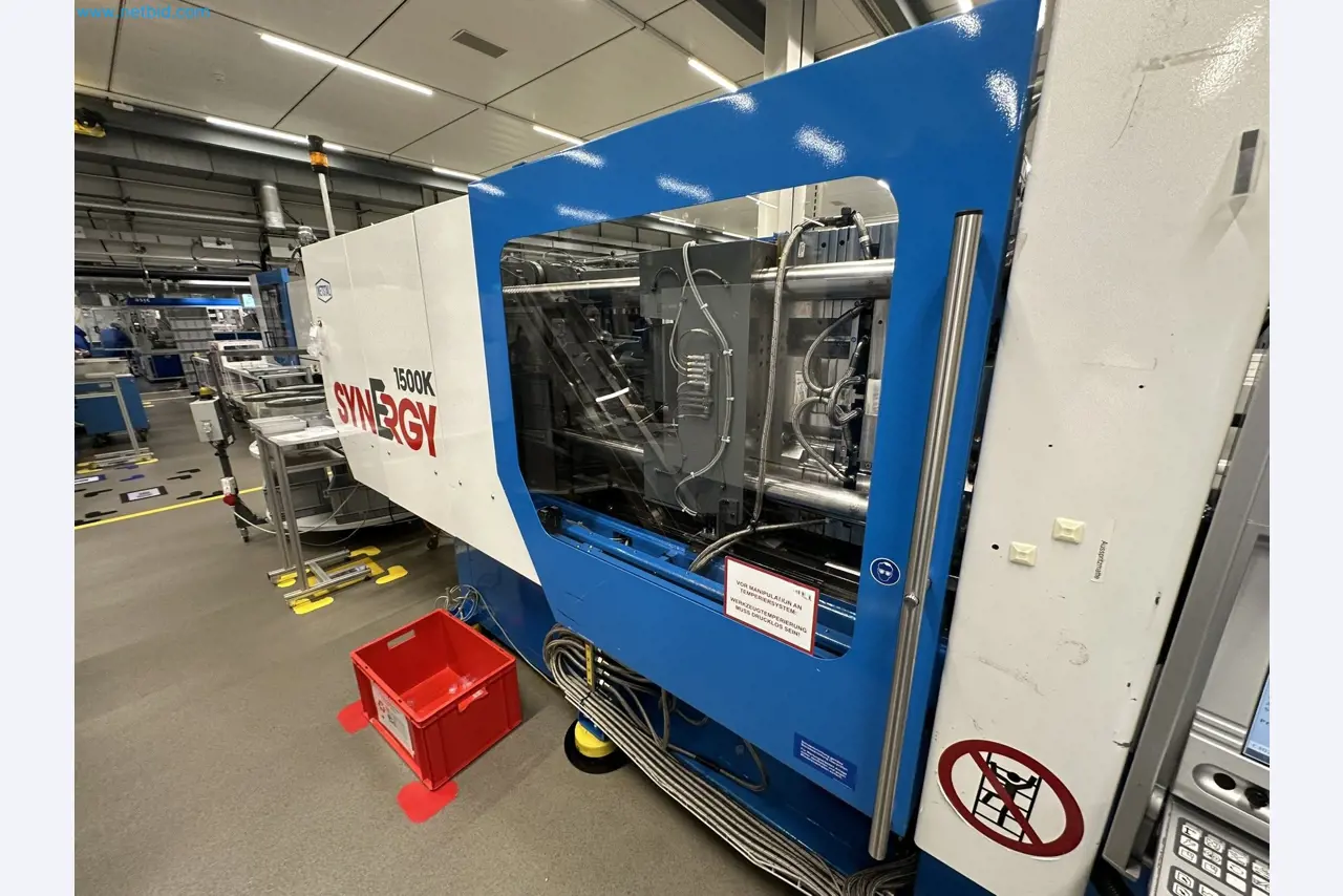 Well-maintained injection molding machines from Swiss production-5